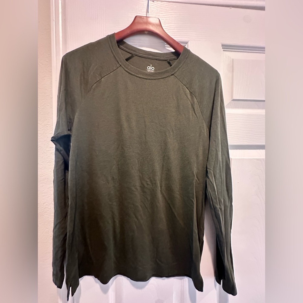 ALO Yoga Men's Green Long Sleeve Shirt